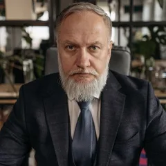 Marcus Bennett, author of this review